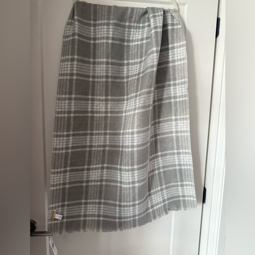 NWT Michael Kors Gray and White Reversible Scarf